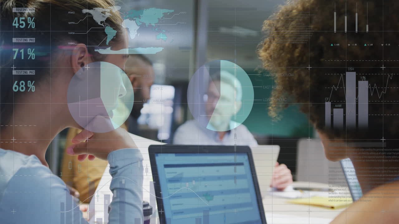 animación de procesamiento de datos y diagramas sobre diversos colegas discutiendo el trabajo con computadora portátil