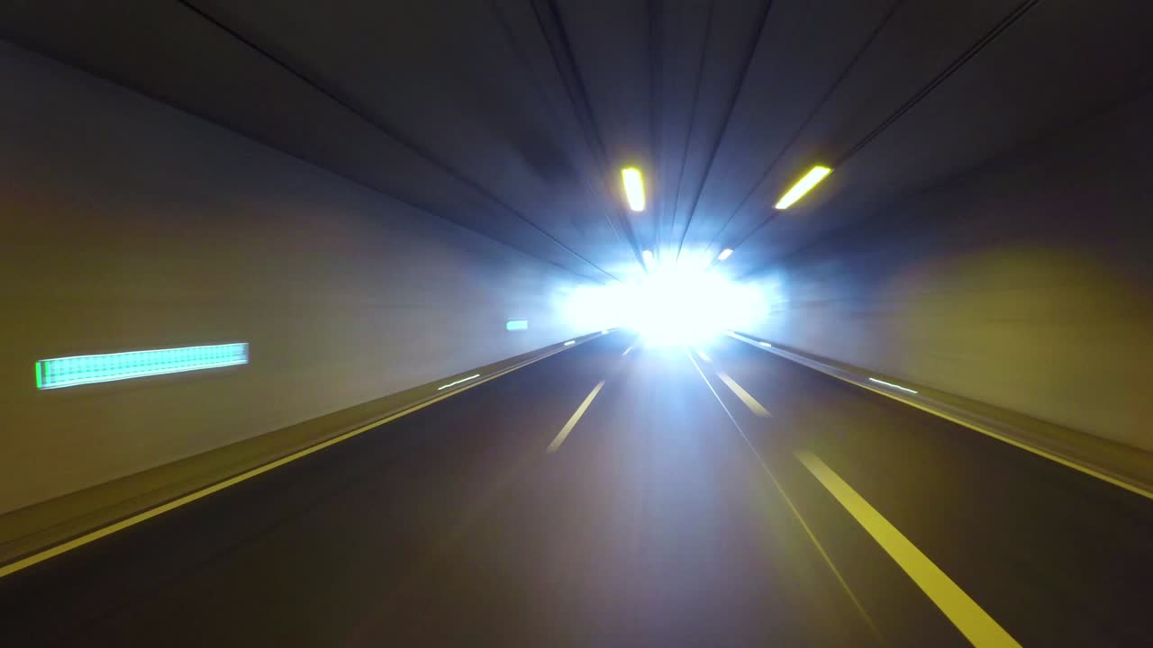 타임 ⁇ 스 자동차가 고속도로에서 운전하고 있습니다.