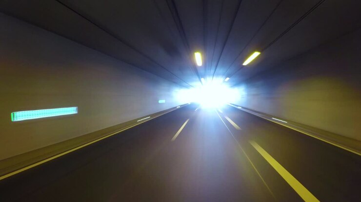 Timelapse: auto in viaggio sull'autostrada