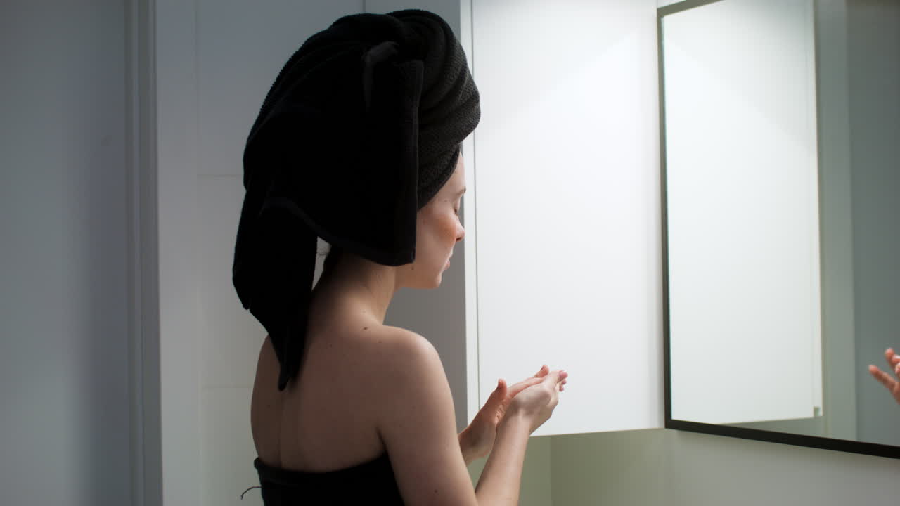 화장실에 있는 여자