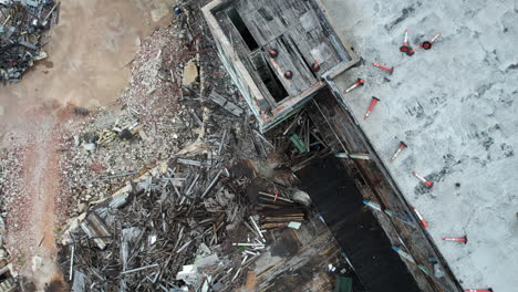 disparo de ángulo descendente con drones de una antigua fábrica abandonada