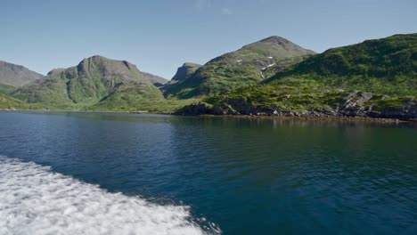 viajando en barco por la costa de las montañas rocosas de noruega - cámara lenta