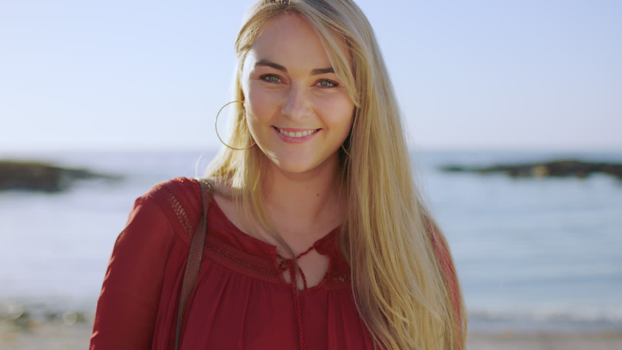 Ansigt, glad kvinde og frihed på stranden