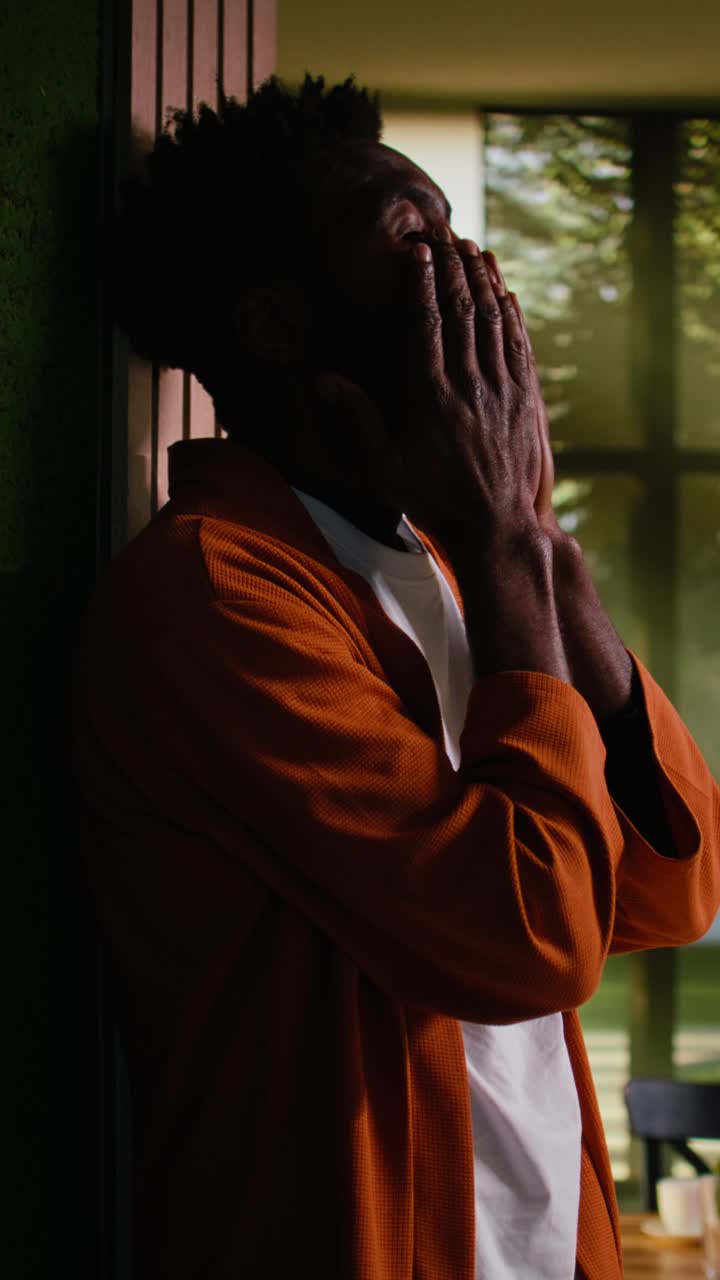 Vídeo Vertical: Homem afro-americano preocupado sentindo-se desapontado e insatisfeito