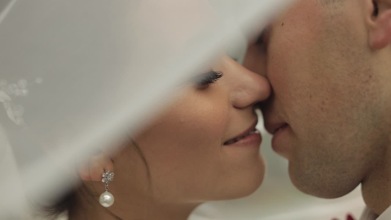 사랑스러운 신혼부부의 초상화 백인 신부가 신랑을 포옹하고, 결혼 부부가 가족을 포옹합니다.