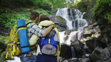 una hermosa cascada en las montañas agua que fluye sobre las rocas