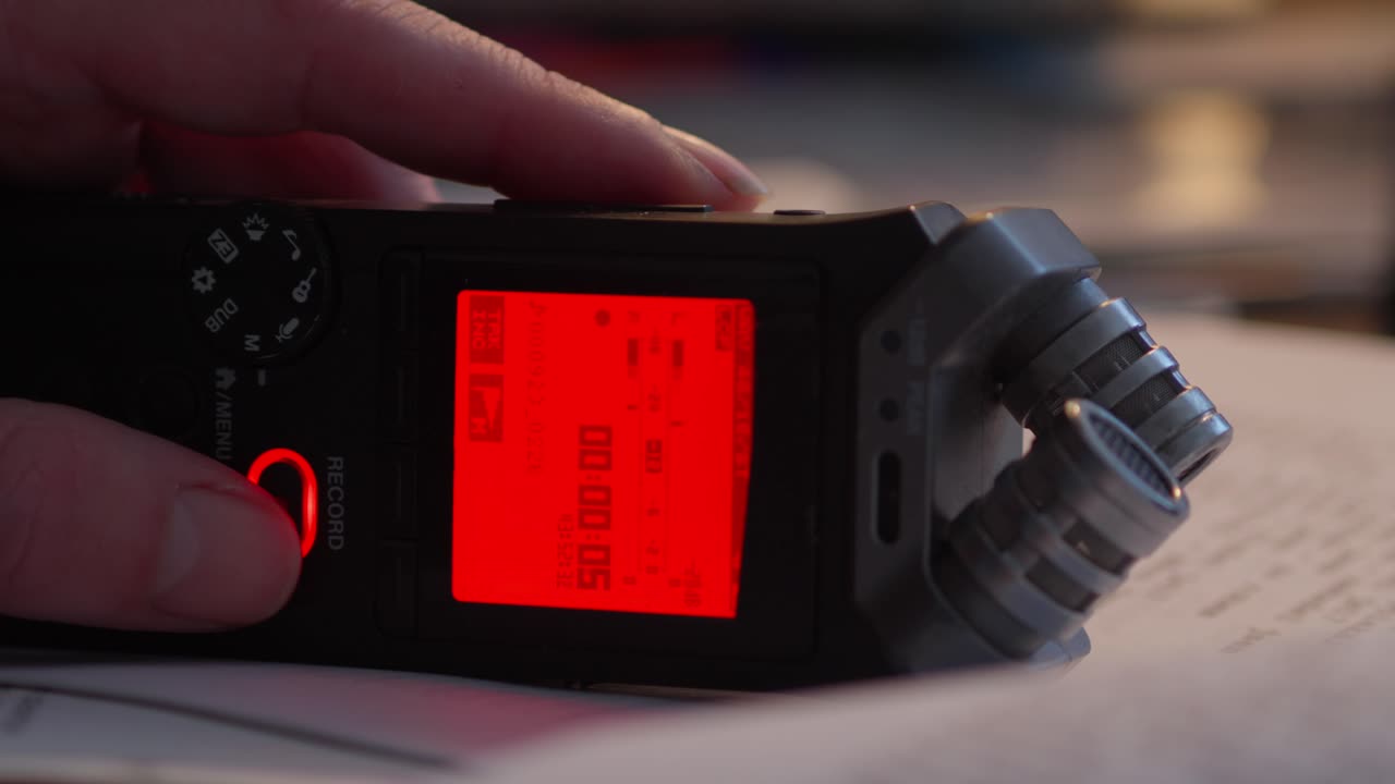 Red warning light appears on dictaphone when audio recording activated