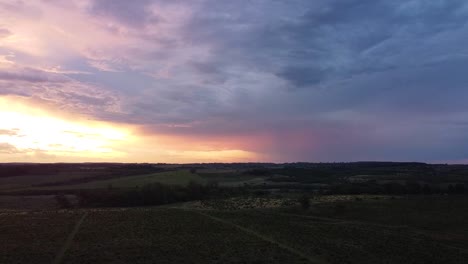 Puesta-De-Sol-Nubes-Rosadas-Sobre-El-Cielo,-Área-Abierta,-Apóstoles,-Misiones,-Argentina