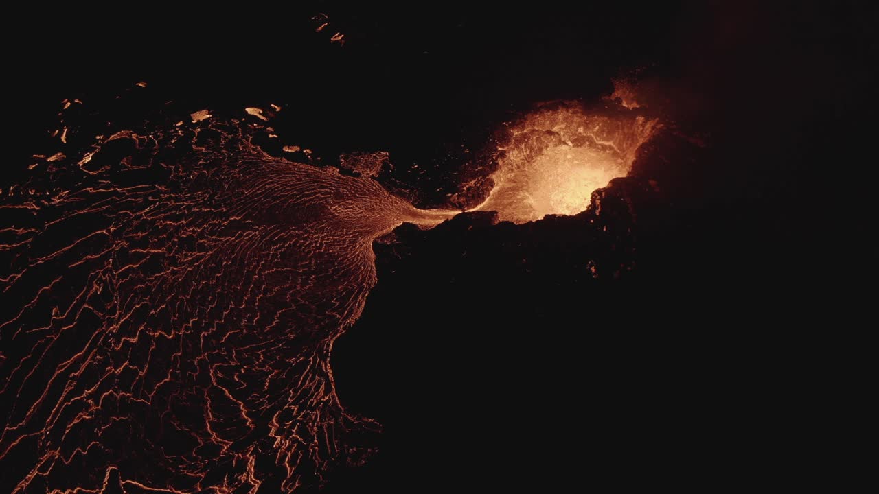 Un vulcano in Islanda che erutta lava di notte
