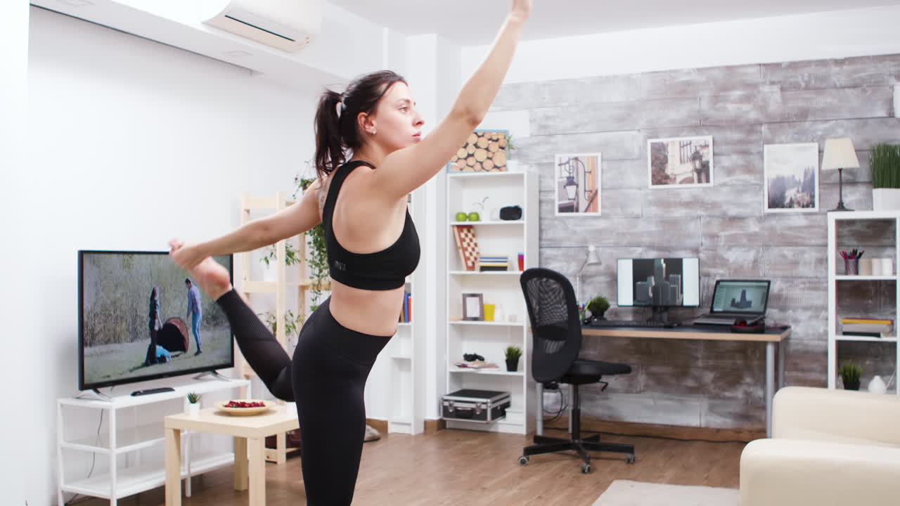Mulher fazendo pose de yoga em casa