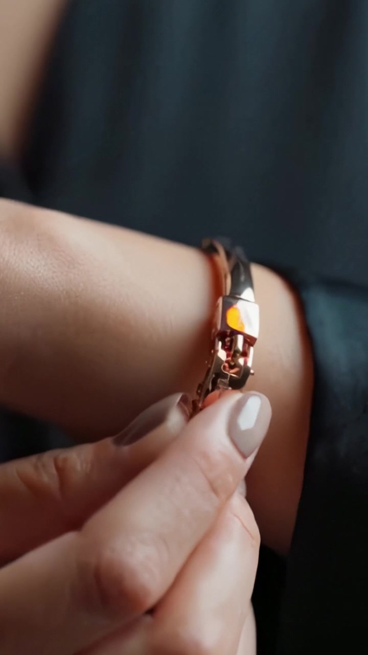 Una mano elegante adorna un braccialetto scintillante, mostrando una fusione di design moderno e bellezza senza tempo in due inquadrature accattivanti.