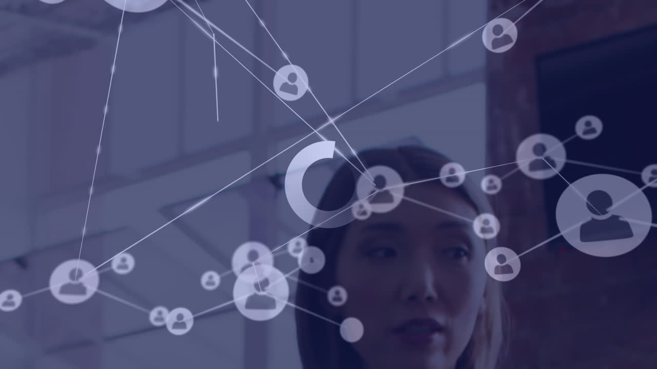 animación de conexiones con iconos digitales sobre mujer de negocios asiática en la oficina