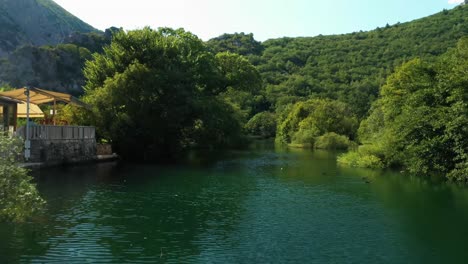 Imágenes-Aéreas-Del-Río-Cetina-Cerca-De-Omis,-Croacia