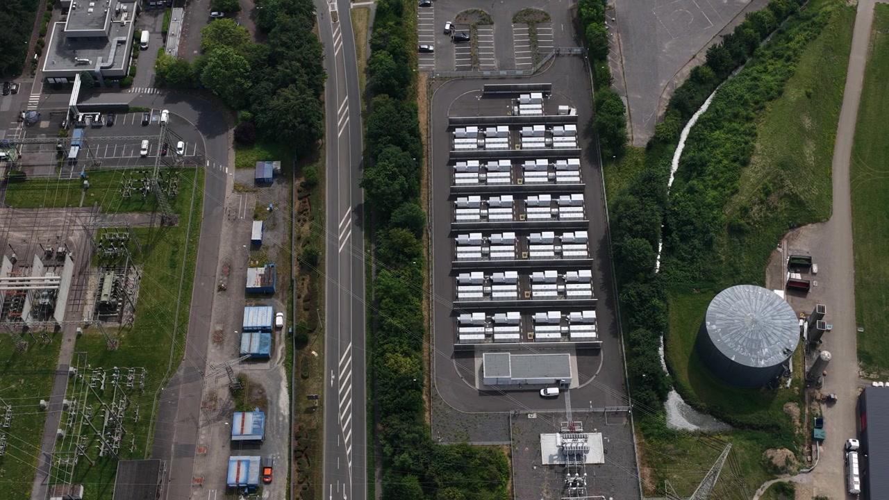 Luftfoto av et stort batterienergilagringssystem ved siden av et fossilt kraftverk i Tyskland, som viser nettlagring, elektrisitetsinfrastruktur og energiomstillingen.
