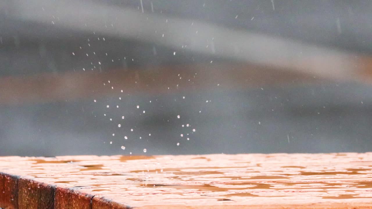 비는 부드럽게 나무 벤치에 떨어집니다