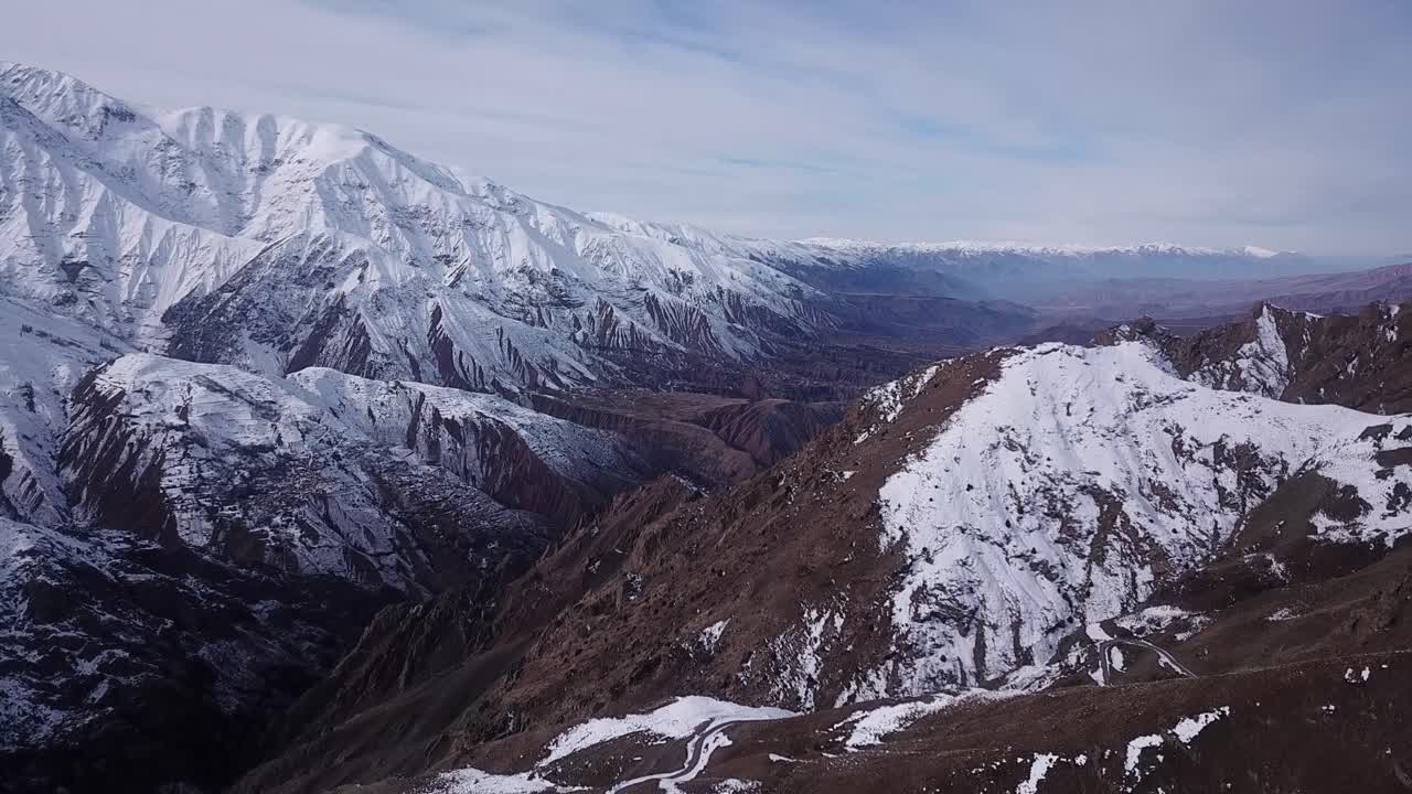 paisaje de montaña cubierta de nieve en una amplia vista cielo nublado visible en el horizonte