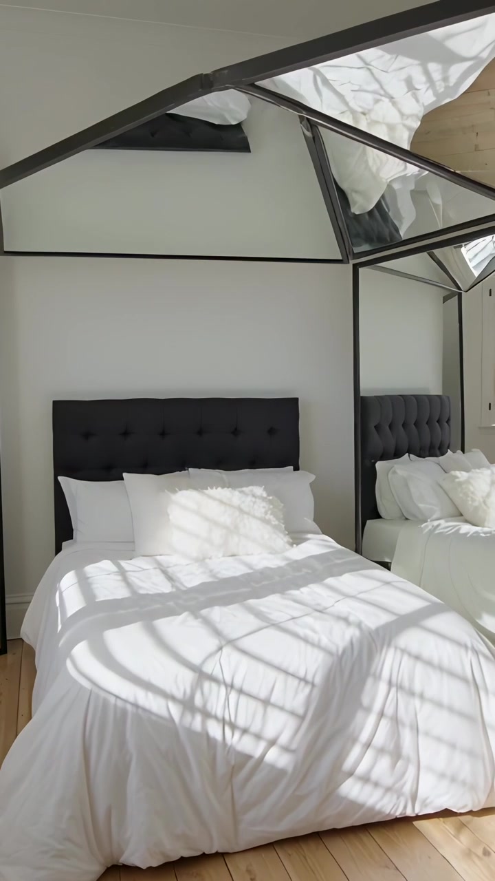 Video verticale: Luce solare che filtra dalla finestra proiettando ombre a griglia su un letto a baldacchino, per esposizione.