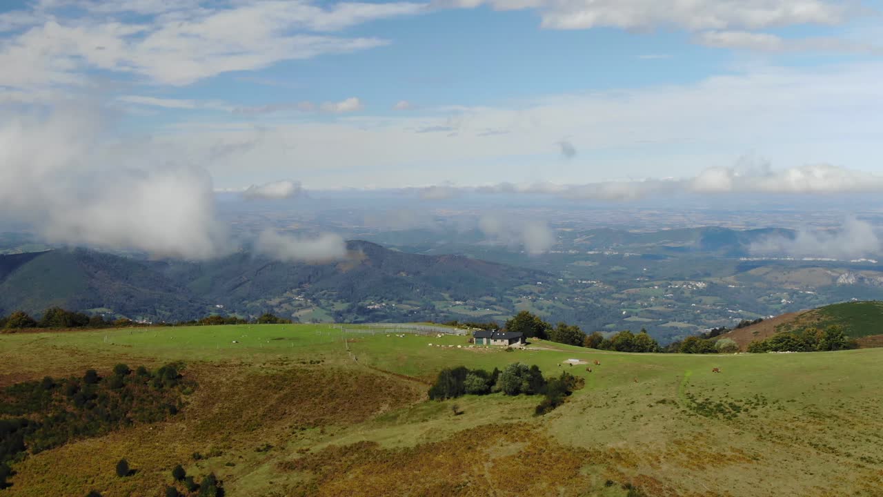 vista cinematográfica de la meseta de prat d'albis, pirineos en francia