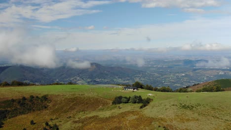 Vista-Cinematográfica-De-La-Meseta-De-Prat-D&#39;albis,-Pirineos-En-Francia