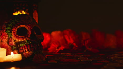 naturaleza muerta de cráneo decorado con velas y flores celebrando la fiesta mexicana de dia de muertos o día de los muertos 1