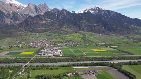 la perspectiva aérea muestra la magnificencia de la cordillera suiza y el cercano valle de bad reuss en st.