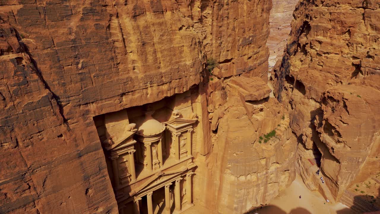 el tesoro de petra, sitio histórico del patrimonio de la unesco tallado en piedra arenisca en jordania visto desde un punto de vista escénico por encima y por los lados.