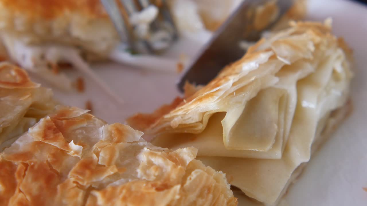 계층화 된 페이스트리 접시 조각