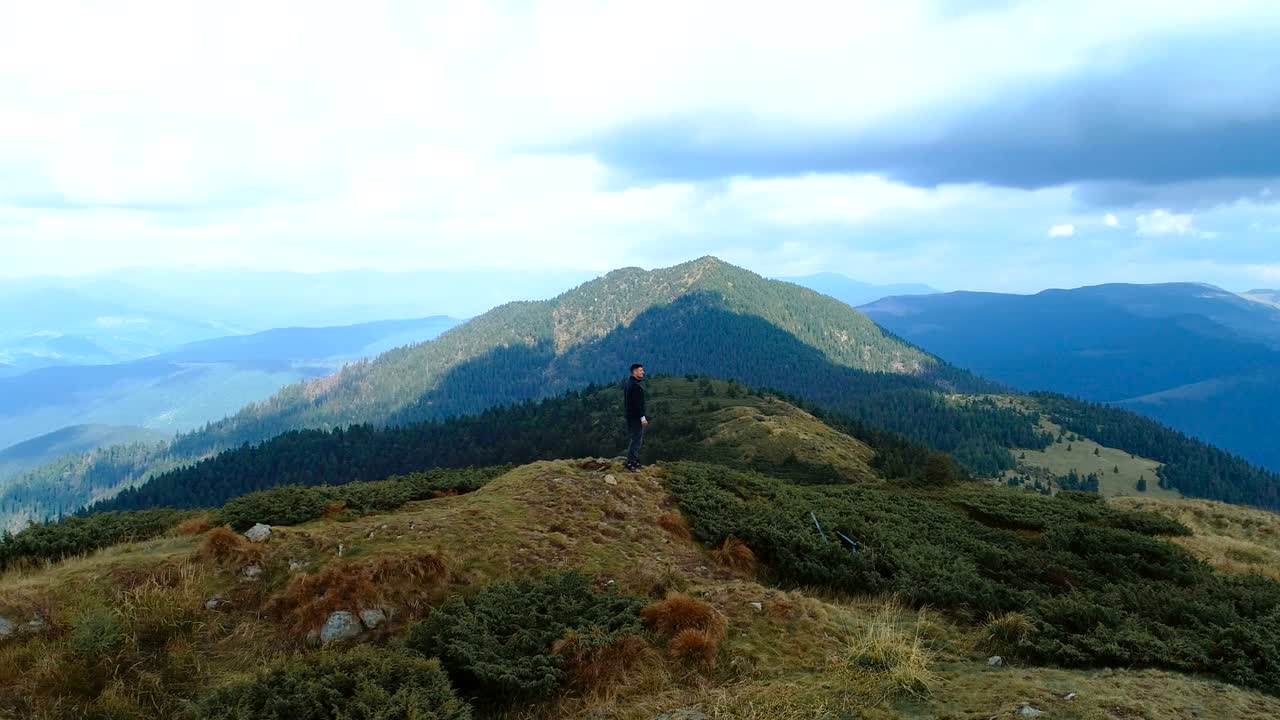 Un uomo in piedi sulla cima della montagna con un panorama suggestivo