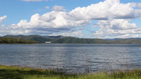 vista tranquila del lago con nubes en movimiento