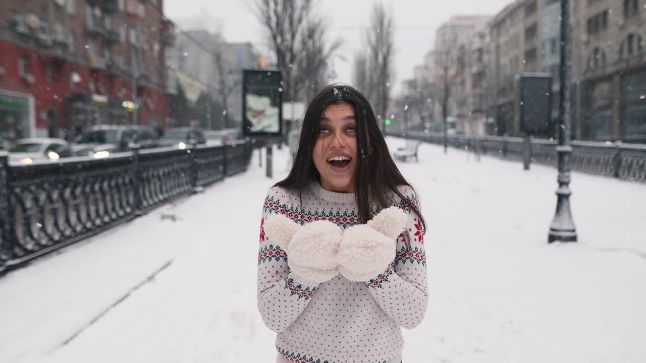 도시 에서 눈 을 즐기는 여자