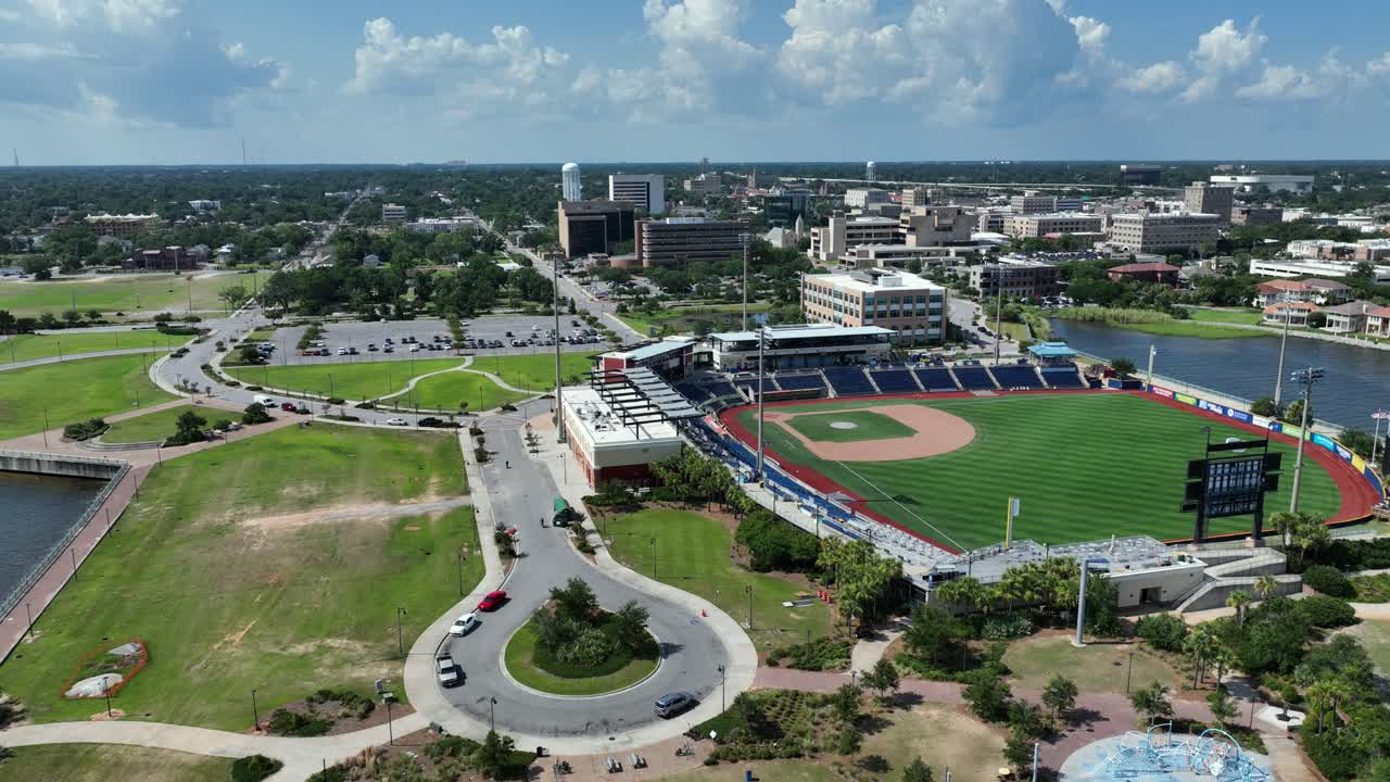 vista aérea del estadio blue wahoo y el centro de pensacola, florida