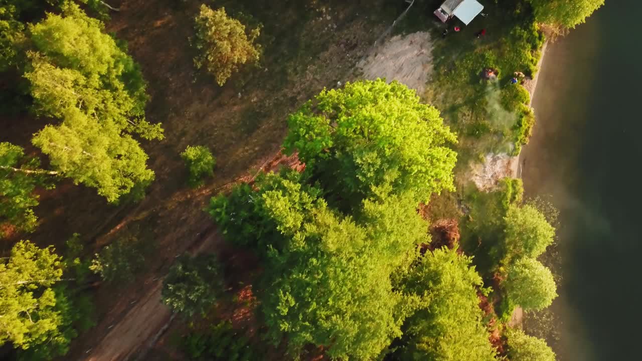 el autobús llega a un camping en el lago wdzydze, vista aérea