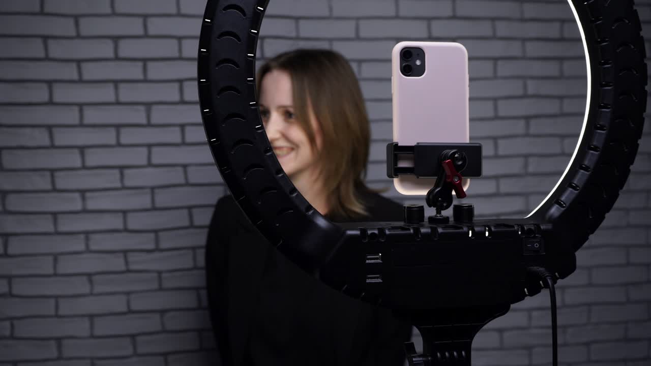 Video di una blogger che registra una storia con ring light