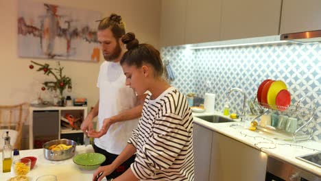 pareja cocinando juntos en una cocina moderna