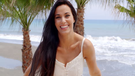 Retrato-De-Mujer-Sonriente-En-La-Playa-Tropical