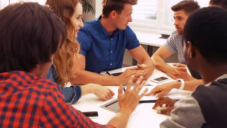 hombres y mujeres ejecutivos de negocios interactuando entre sí en una reunión