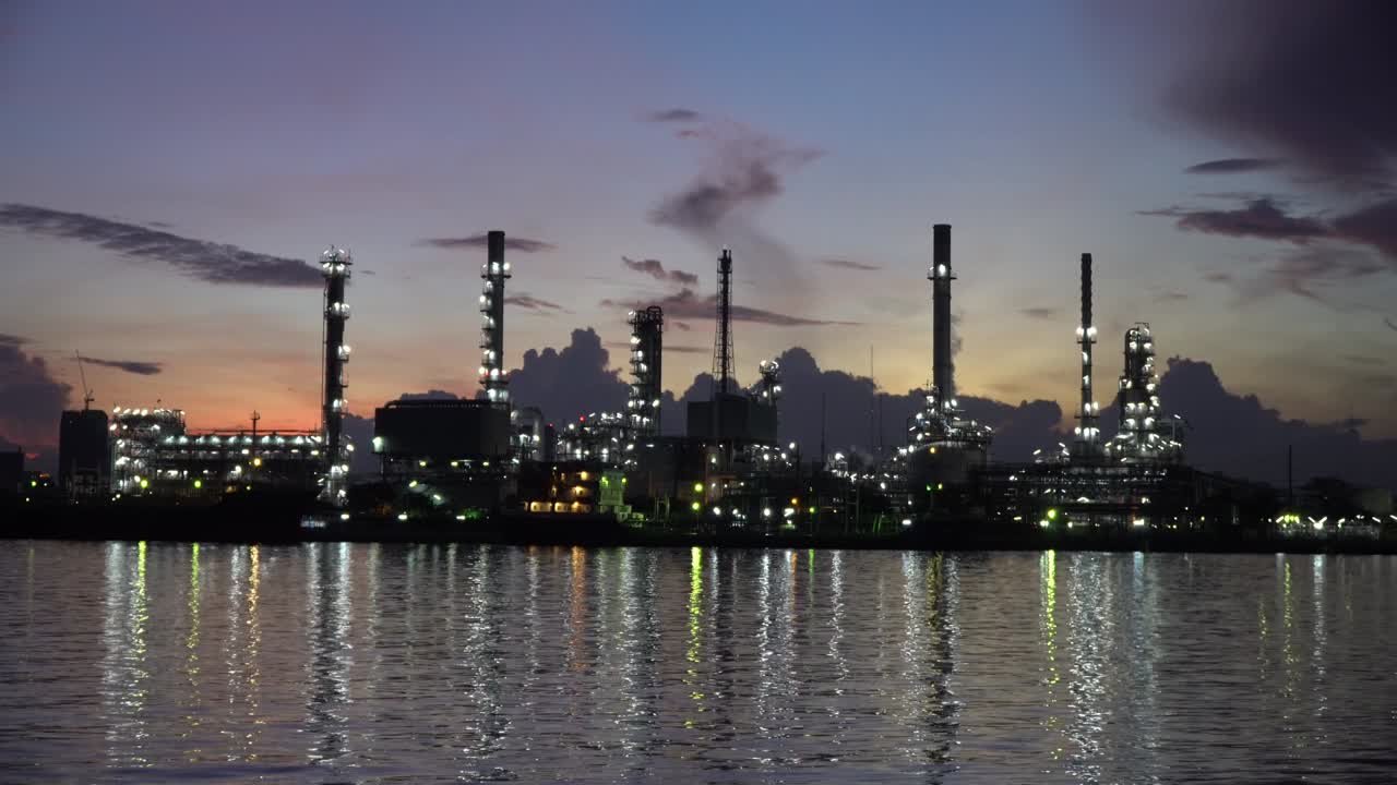 fábrica de refinería de petróleo al amanecer. 4k