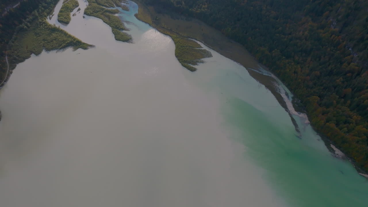 вид с воздуха на озеро изар стаузе идиллическая долина изар альпийский лес, сильвенштайн