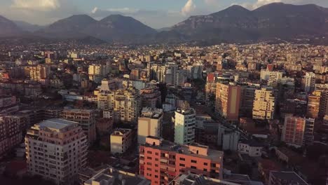tirana, la densamente poblada capital de albania con montañas al fondo al atardecer