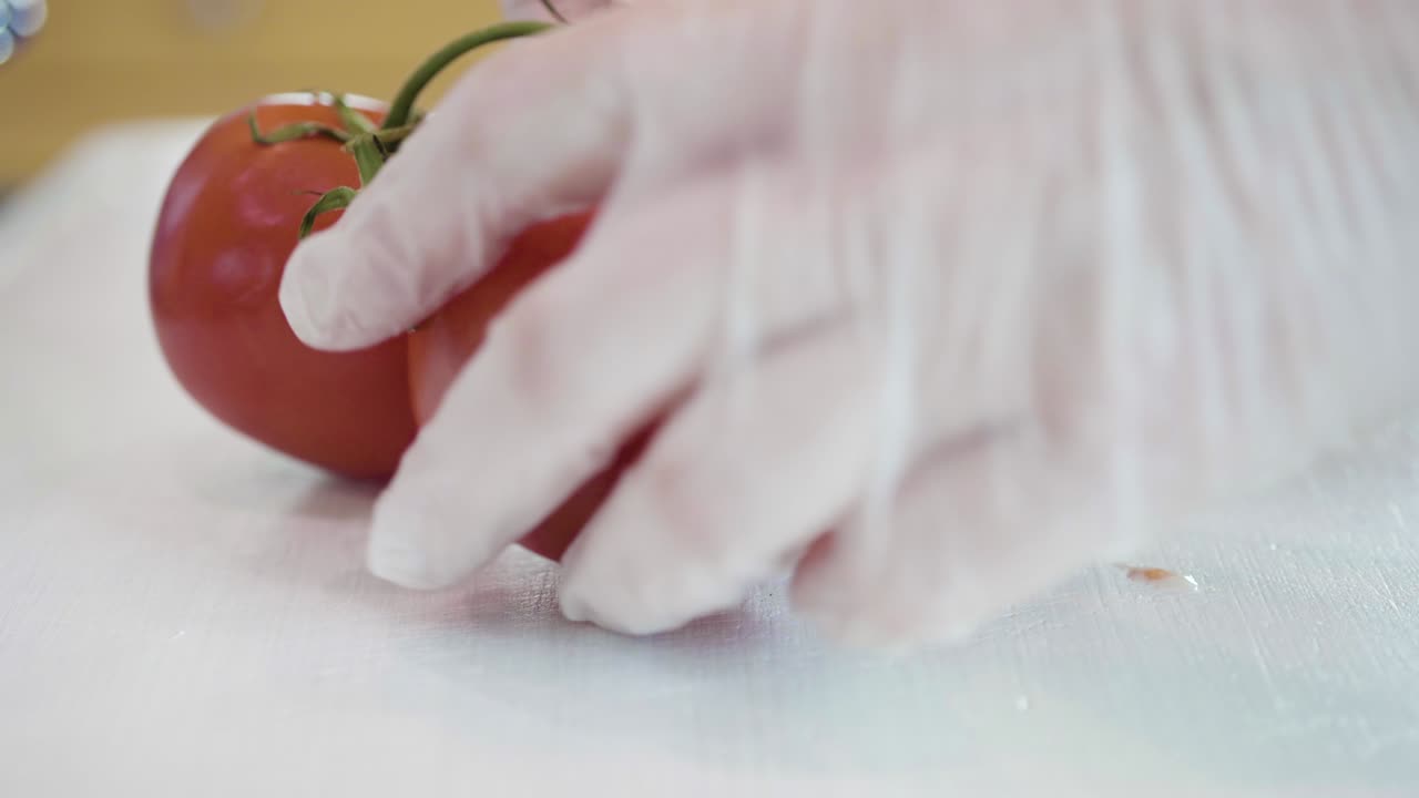 은 토마토를 잘라