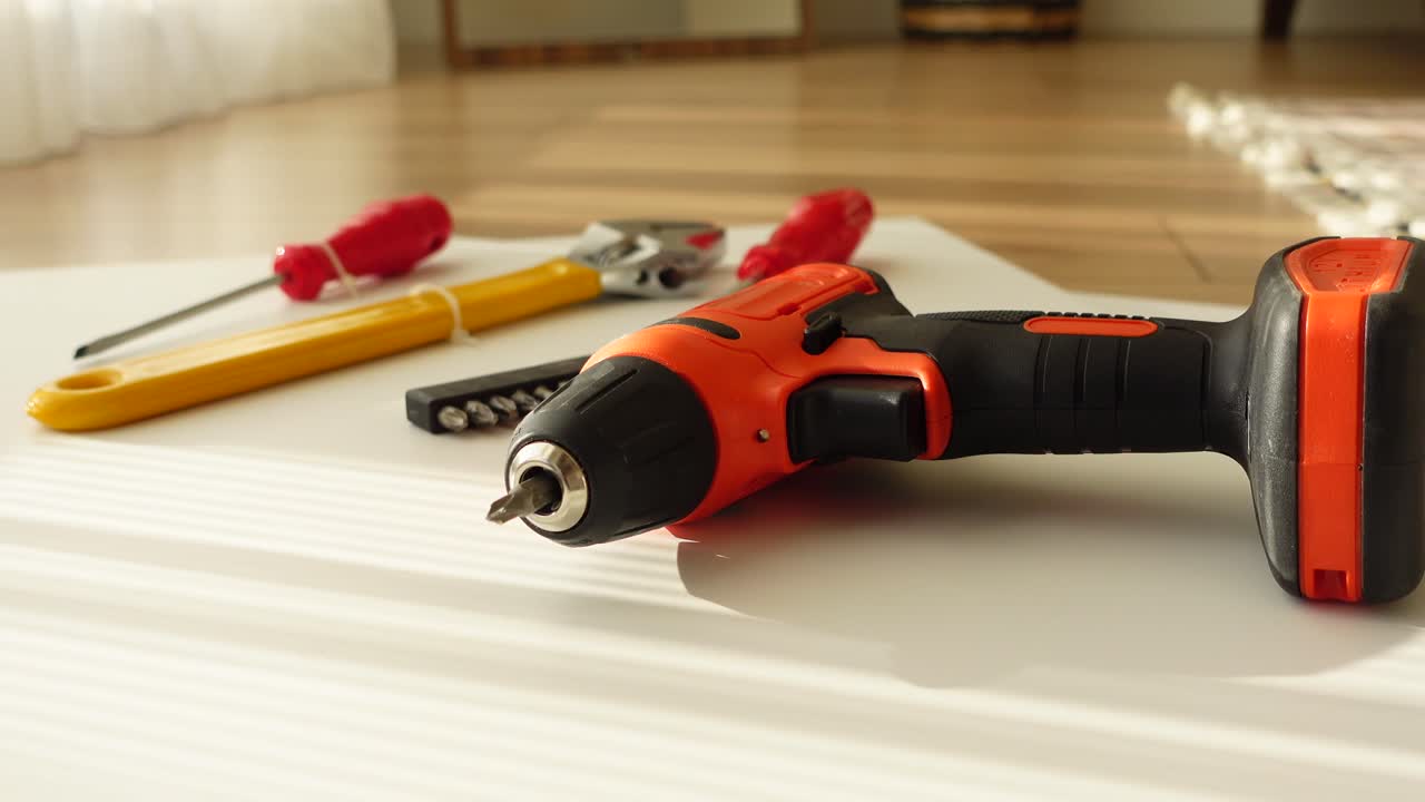 acercamiento de taladros eléctricos y herramientas