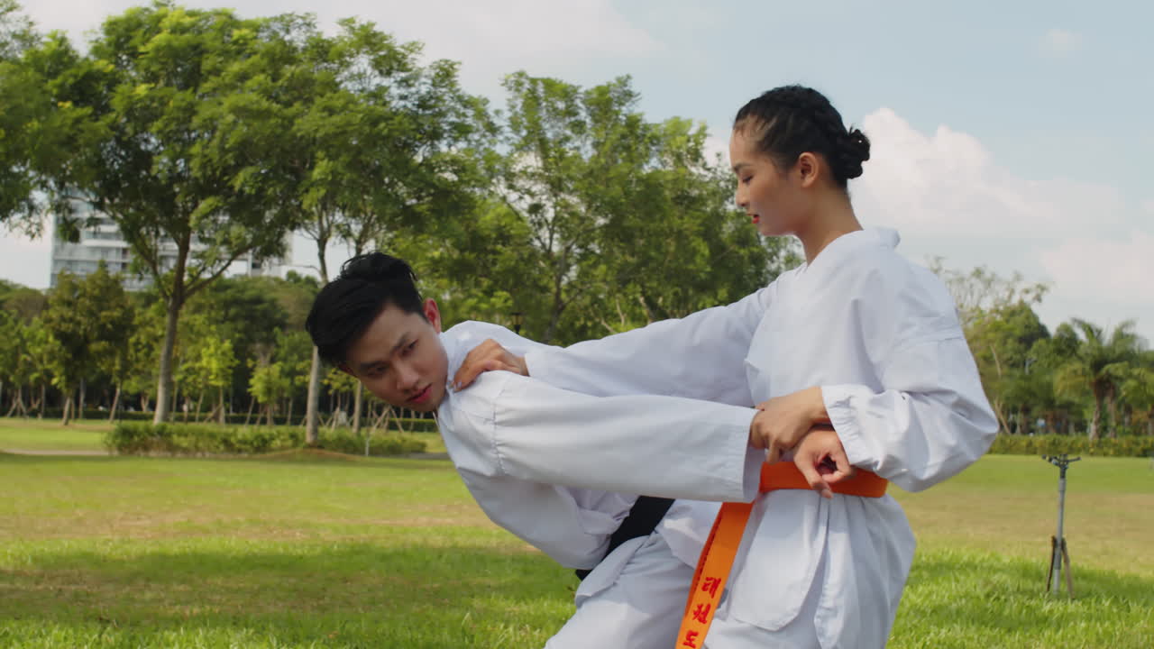 V1-0025_2023.12.14 DI Trung Crossmedia People practising taekwondo00000000.mov