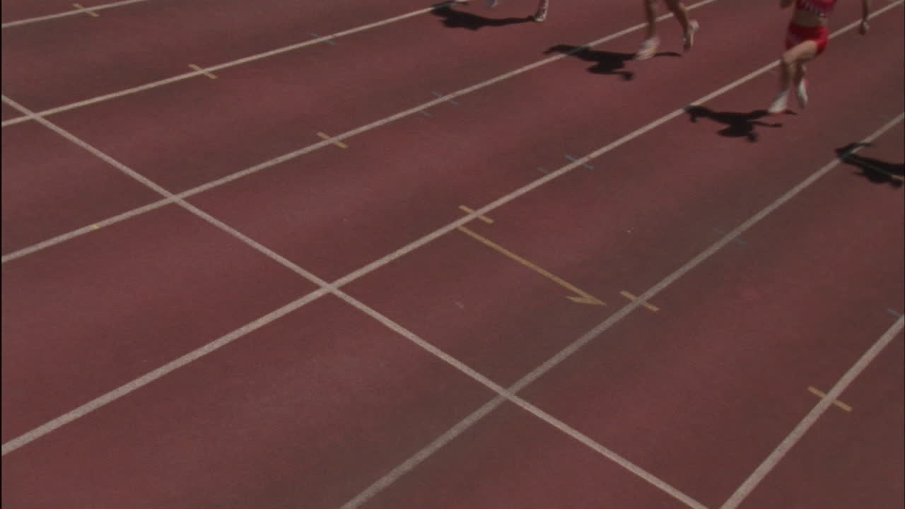 un grupo de mujeres corre en una pista
