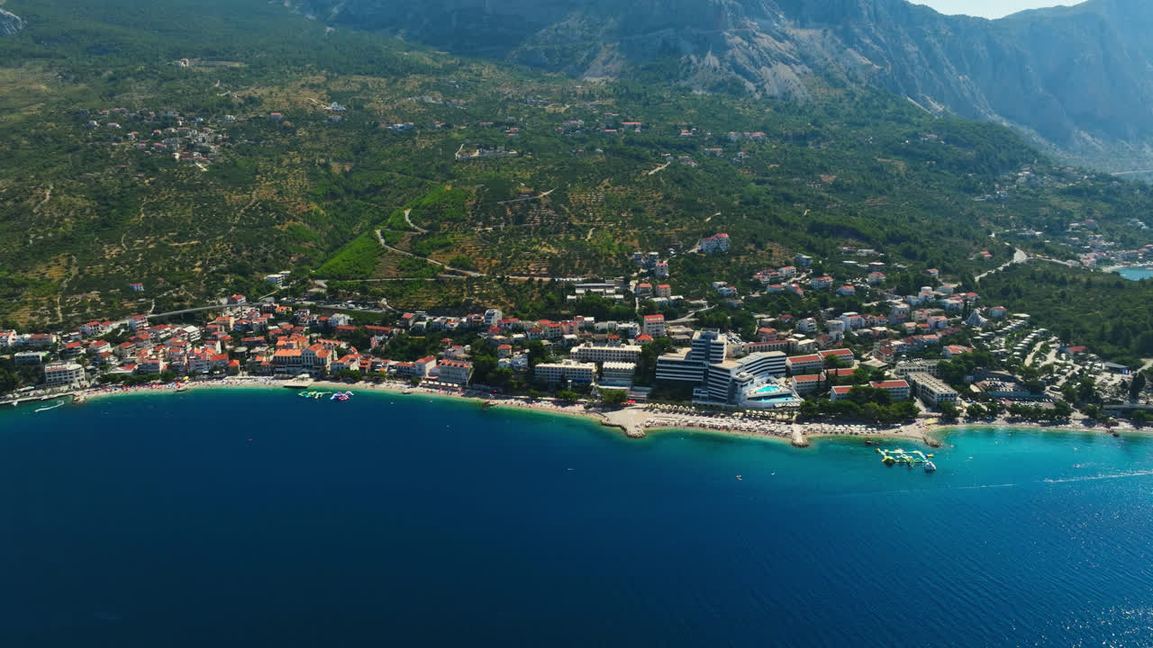 크로아티아의 여름 마카르스카 리비에라의 해안선의 항공 추적