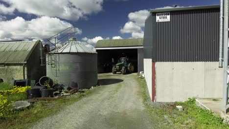 Toma-Aérea-De-Una-Granja-En-Irlanda-Con-Un-Dron