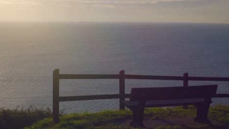 Bank-Mit-Blick-Auf-Das-Meer