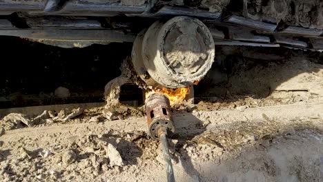 un soplete de tigre de propano que se usa para descongelar la suciedad congelada en el tren inferior de un equipo de construcción