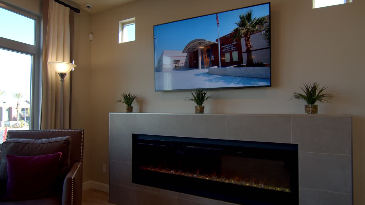 전기 벽난로와 led tv를 갖춘 현대적인 거실 디자인 - 중간 샷