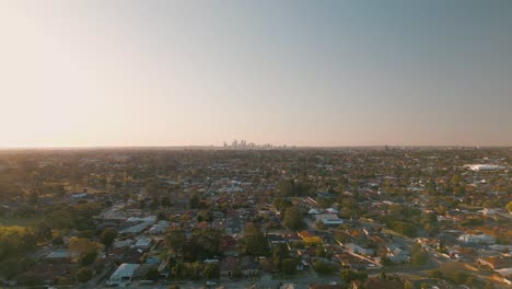 Golden-Hour-K-Drohnenaufnahmen-Der-Skyline-Von-Perth