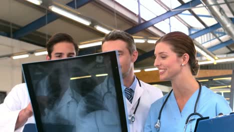 los médicos examinando la radiografía